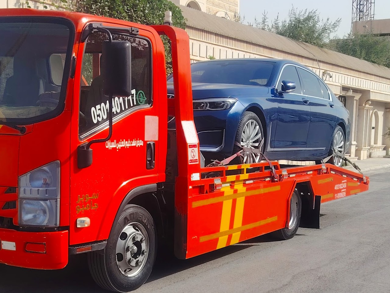 سطحة هيدروليك تنقل رولز رويس غوست زرقاء في عفيف