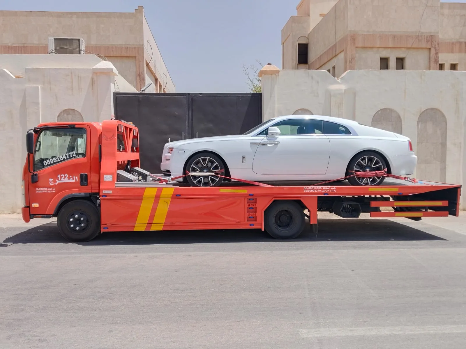 سطحة عفيف تنقل مرسيدس AMG GT خضراء في محطة وقود