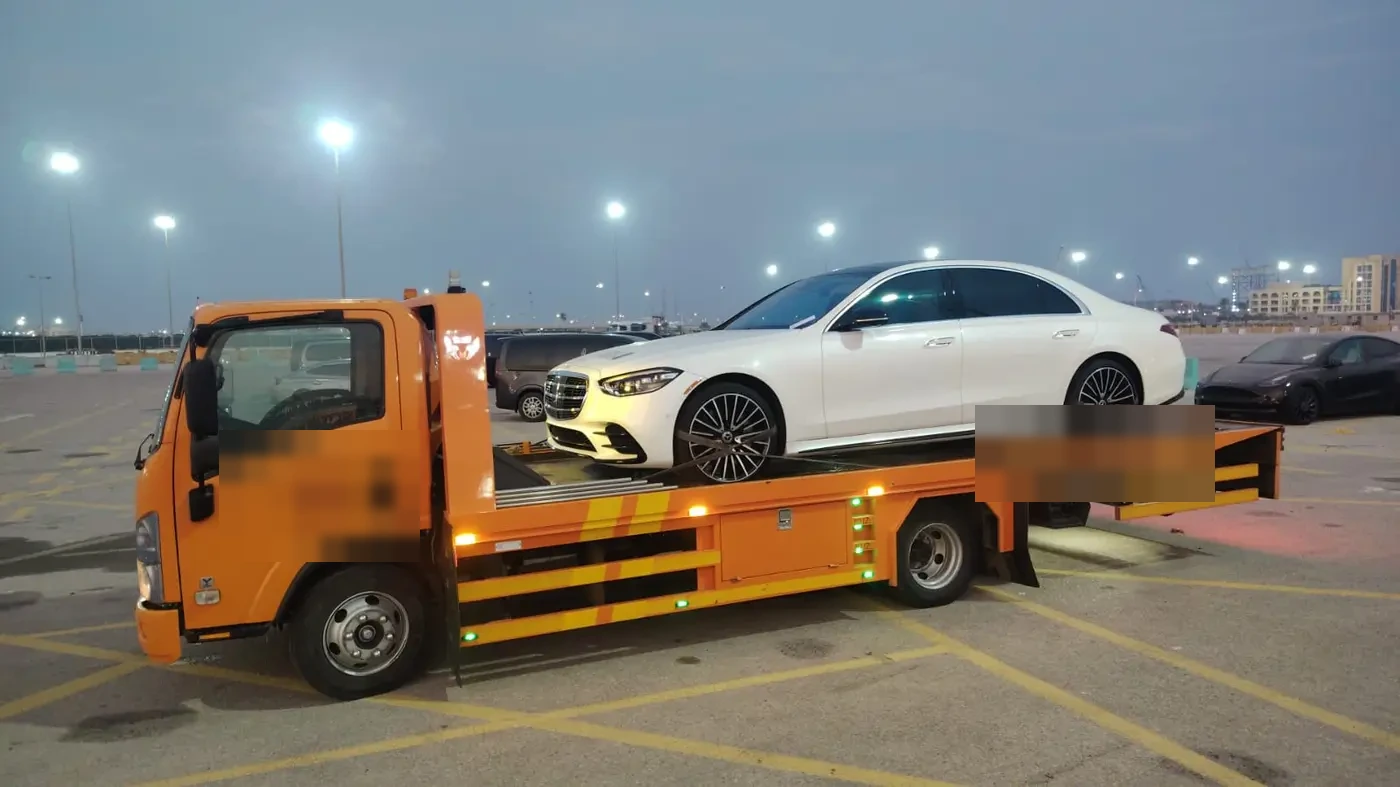 سطحة لنقل سيارة رنج روفر VIP في عفيف