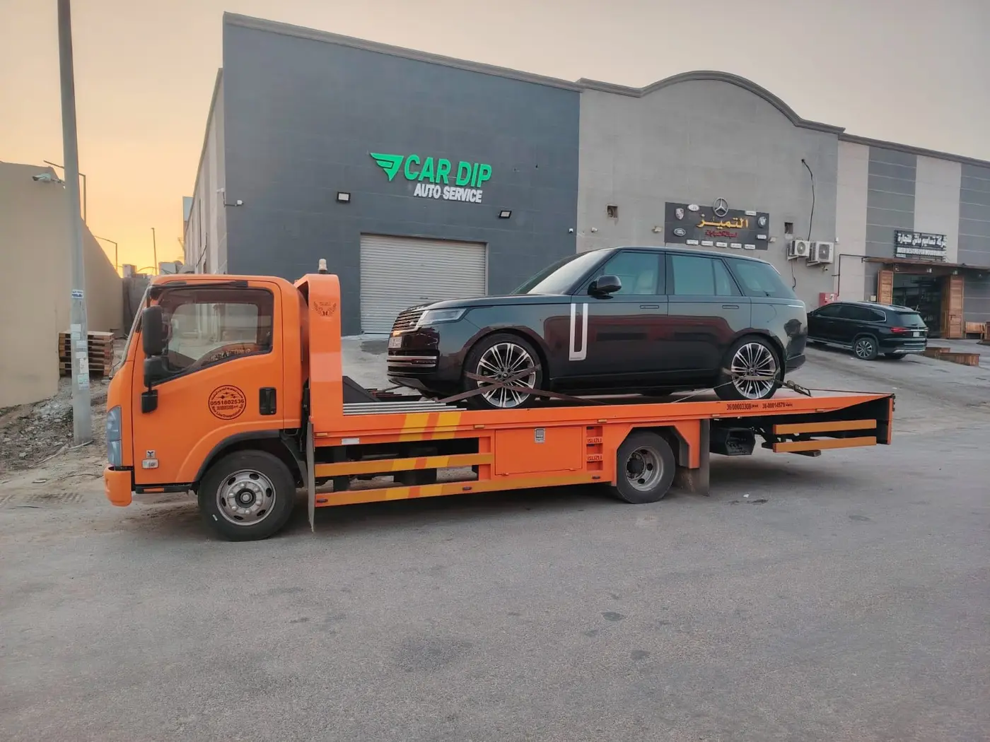 سطحة احترافية تنقل سيارة فاخرة أمام فيلا في عفيف
