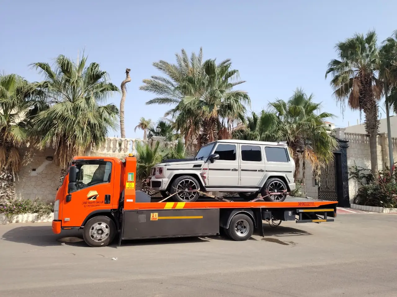 نقل سيارة مرسيدس S-Class بسطحة في عفيف ليلًا