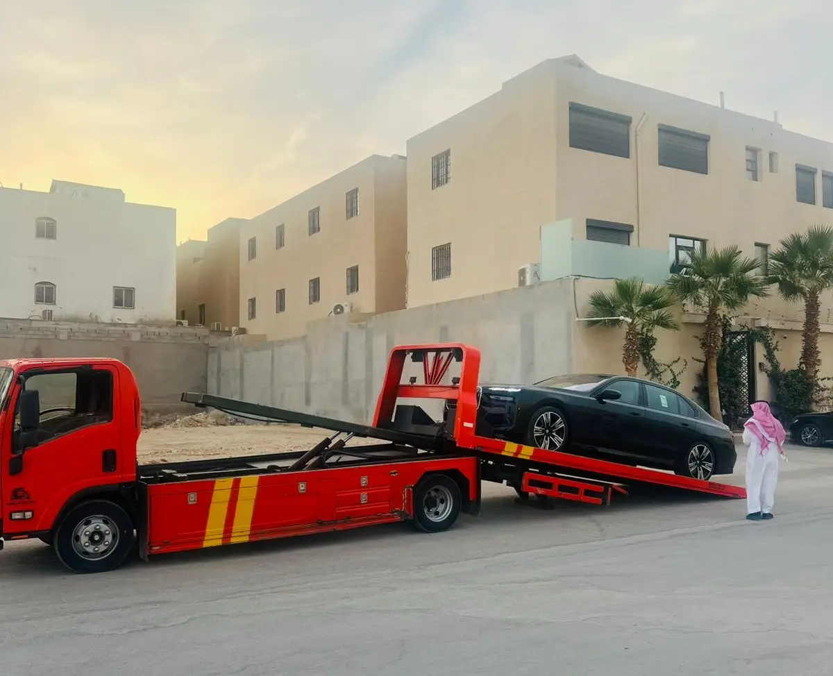 سطحة برتقالية تنقل سيارة مرسيدس G-Class في عفيف